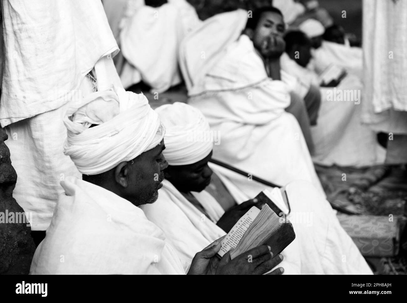 Des pèlerins éthiopiens priant à l'église de Bete Maryam pendant le festival de la semaine de Pâques. Lalibea, Éthiopie. Banque D'Images