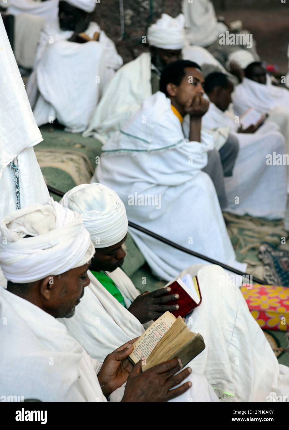 Des pèlerins éthiopiens priant à l'église de Bete Maryam pendant le festival de la semaine de Pâques. Lalibea, Éthiopie. Banque D'Images