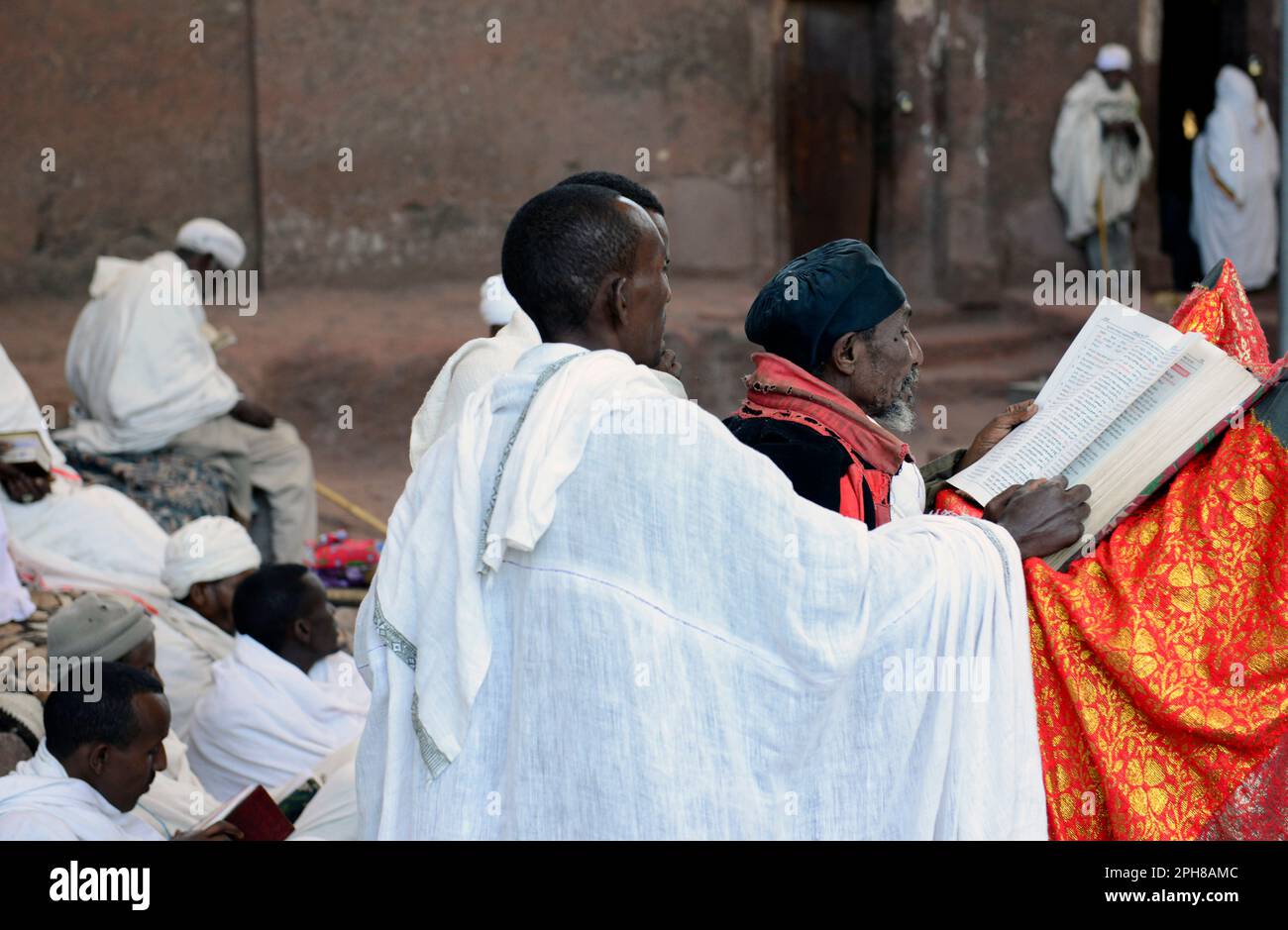 Des pèlerins éthiopiens priant à l'église de Bete Maryam pendant le festival de la semaine de Pâques. Lalibea, Éthiopie. Banque D'Images