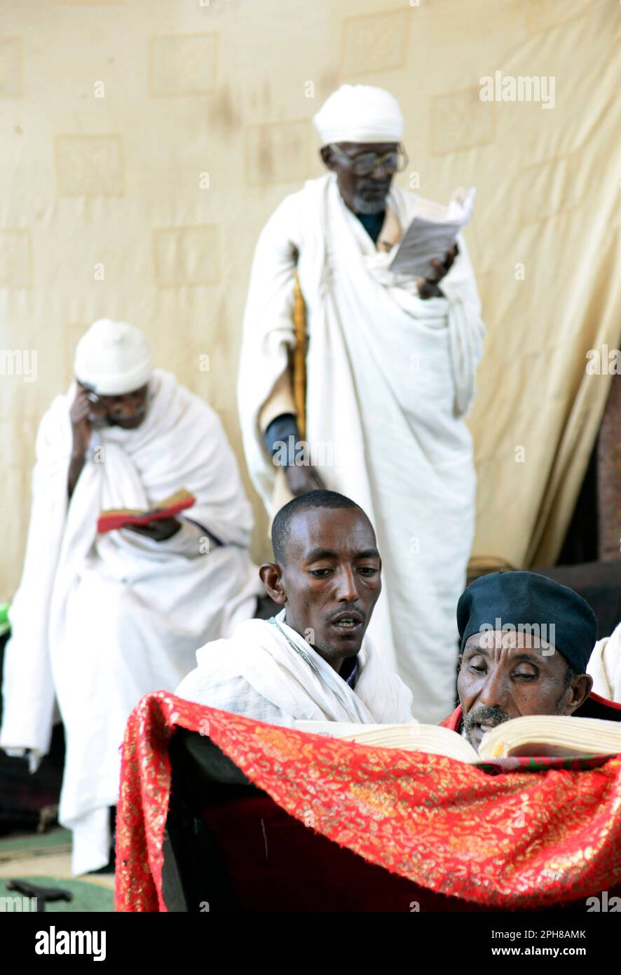 Des pèlerins éthiopiens priant à l'église de Bete Maryam pendant le festival de la semaine de Pâques. Lalibea, Éthiopie. Banque D'Images
