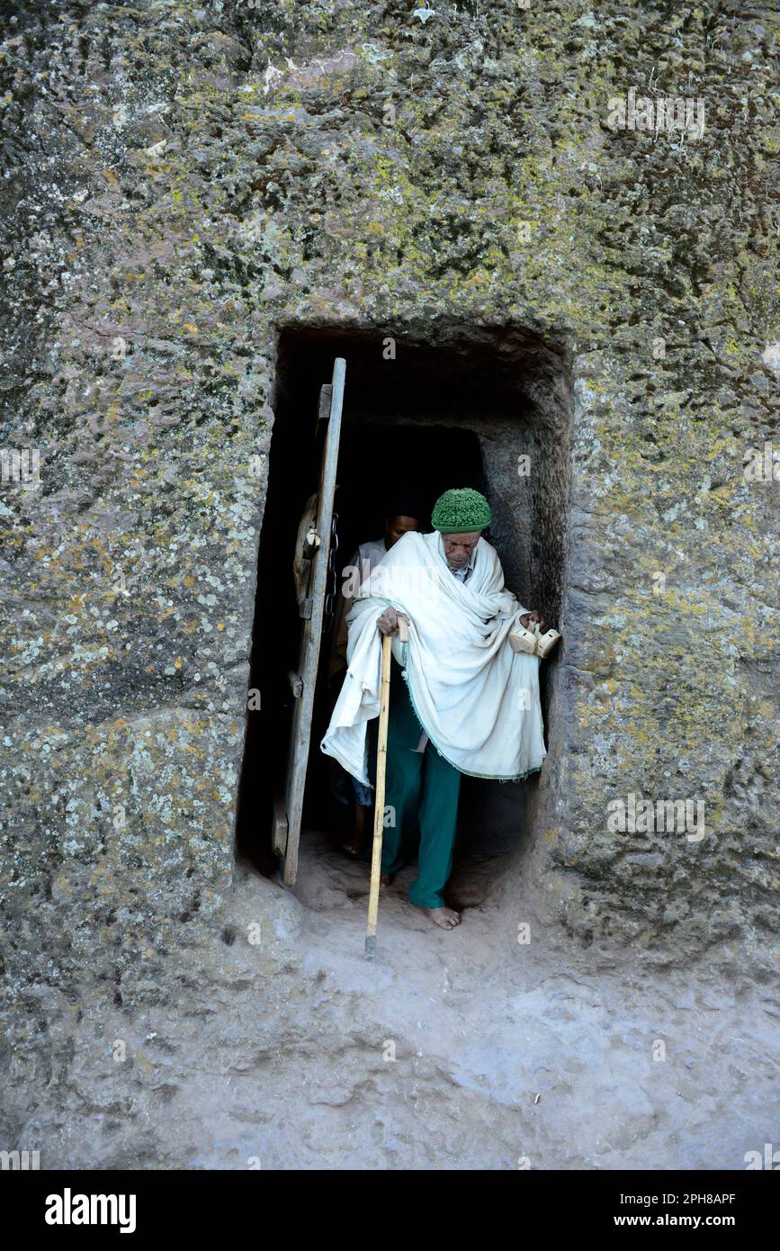 Des pèlerins éthiopiens priant à l'église de Bete Maryam pendant le festival de la semaine de Pâques. Lalibea, Éthiopie. Banque D'Images