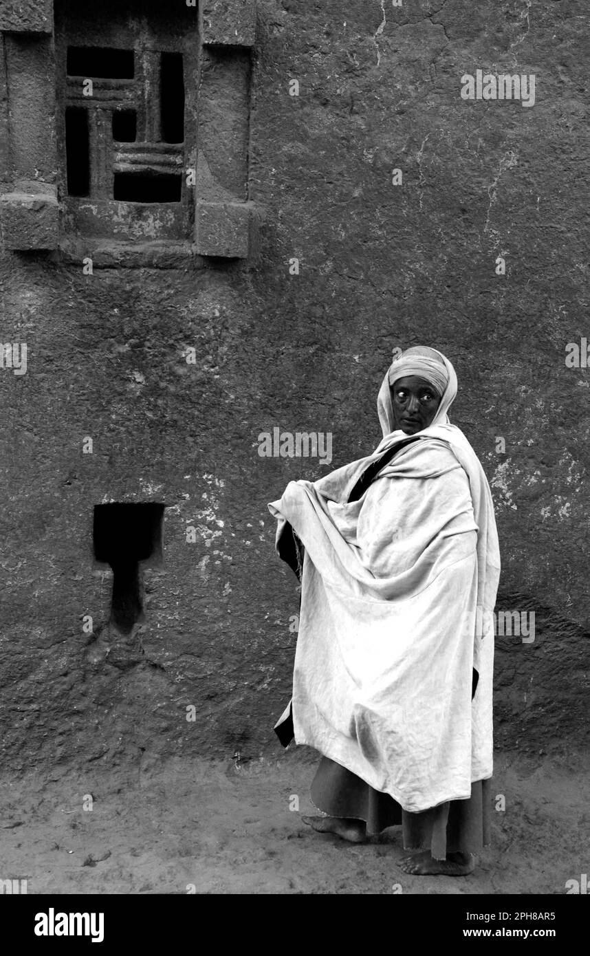 Des pèlerins éthiopiens priant à l'église de Bete Maryam pendant le festival de la semaine de Pâques. Lalibea, Éthiopie. Banque D'Images
