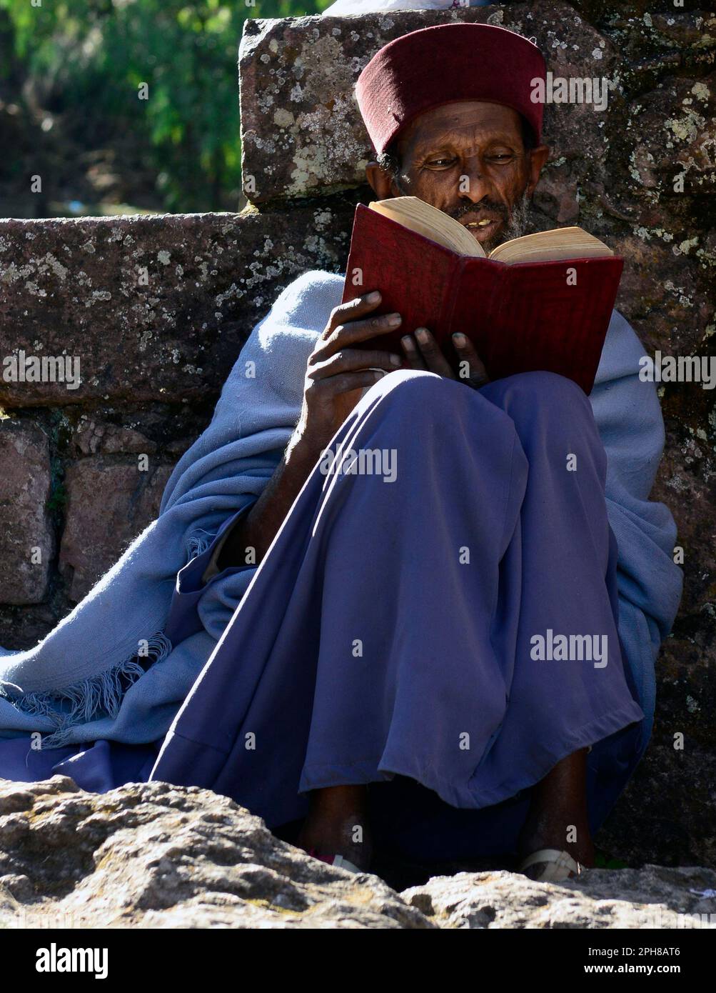 Prêtres orthodoxes éthiopiens qui lisent la bible pendant le festival de Pâques à Lalibela, en Éthiopie. Banque D'Images
