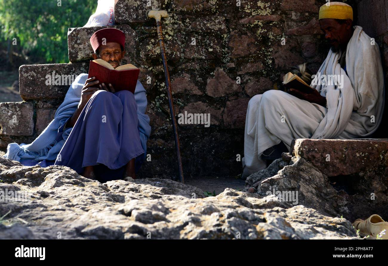 Prêtres orthodoxes éthiopiens qui lisent la bible pendant le festival de Pâques à Lalibela, en Éthiopie. Banque D'Images