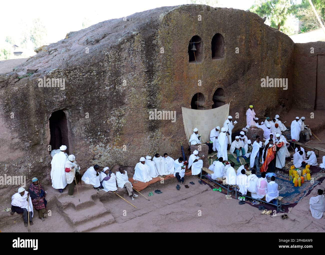 Des pèlerins éthiopiens priant à l'église de Bete Maryam pendant le festival de la semaine de Pâques. Lalibea, Éthiopie. Banque D'Images