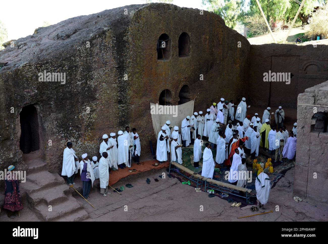 Des pèlerins éthiopiens priant à l'église de Bete Maryam pendant le festival de la semaine de Pâques. Lalibea, Éthiopie. Banque D'Images