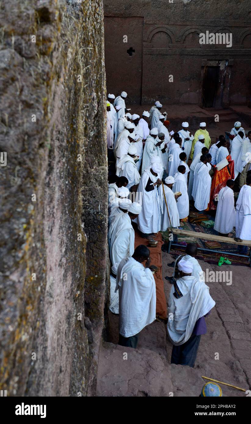 Des pèlerins éthiopiens priant à l'église de Bete Maryam pendant le festival de la semaine de Pâques. Lalibea, Éthiopie. Banque D'Images