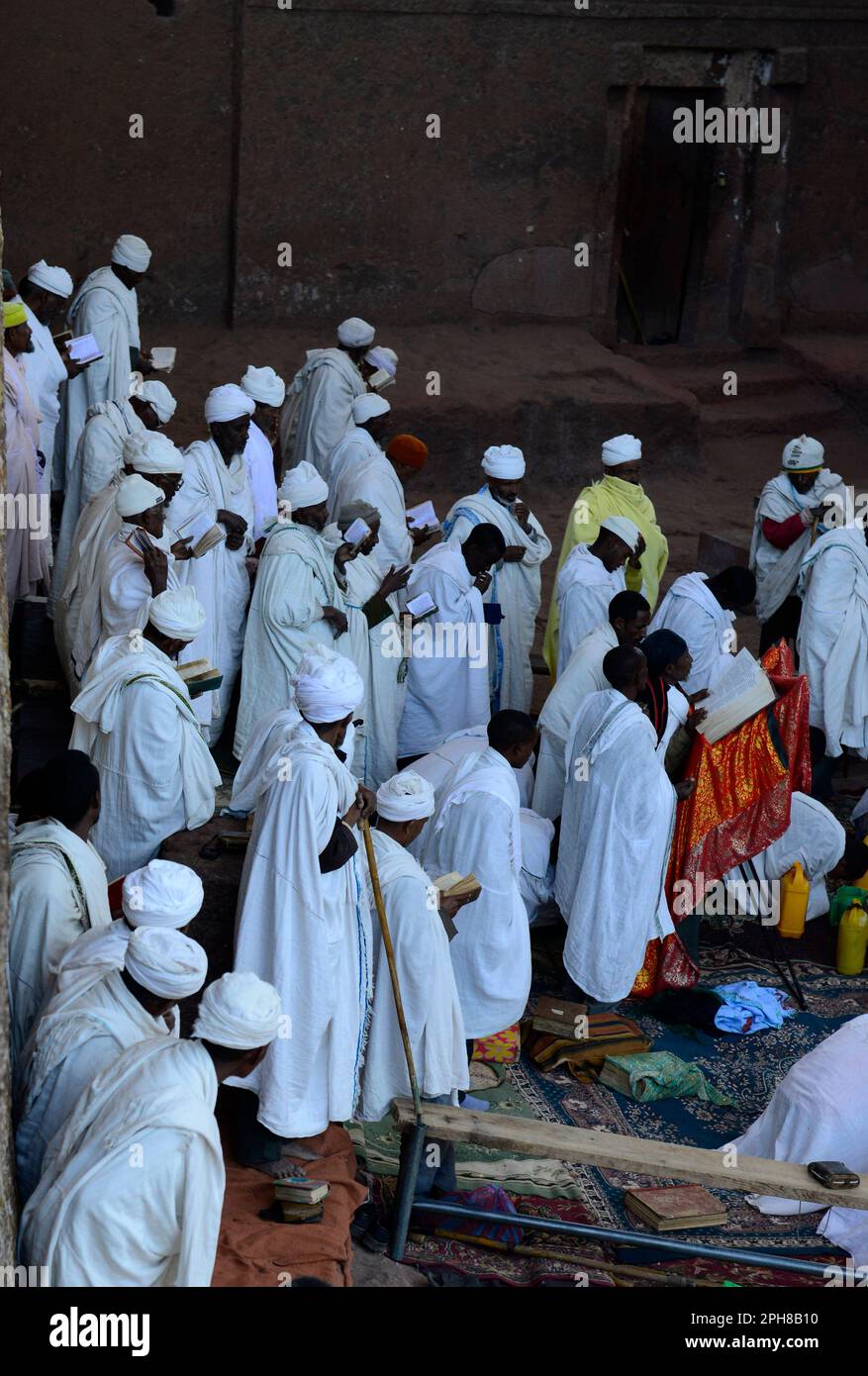 Des pèlerins éthiopiens priant à l'église de Bete Maryam pendant le festival de la semaine de Pâques. Lalibea, Éthiopie. Banque D'Images