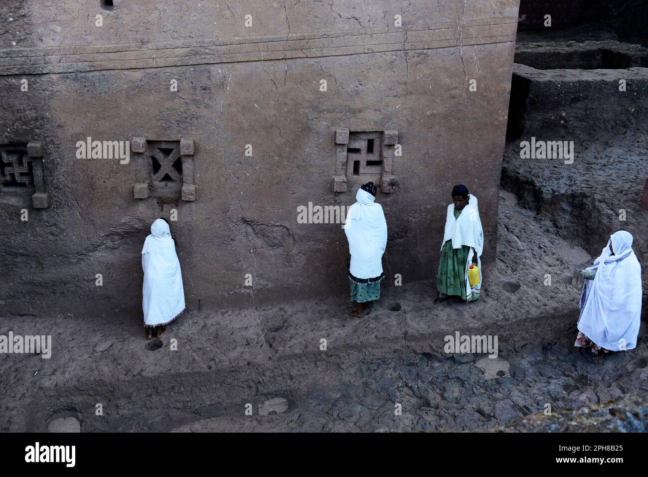 Des pèlerins éthiopiens priant à l'église de Bete Maryam pendant le festival de la semaine de Pâques. Lalibea, Éthiopie. Banque D'Images