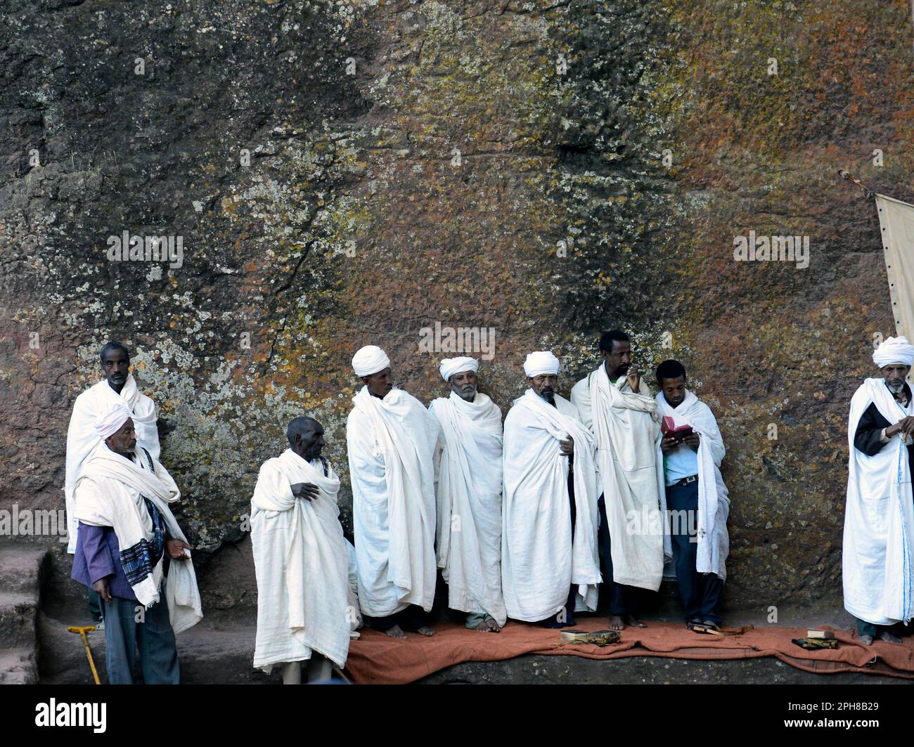 Des pèlerins éthiopiens priant à l'église de Bete Maryam pendant le festival de la semaine de Pâques. Lalibea, Éthiopie. Banque D'Images