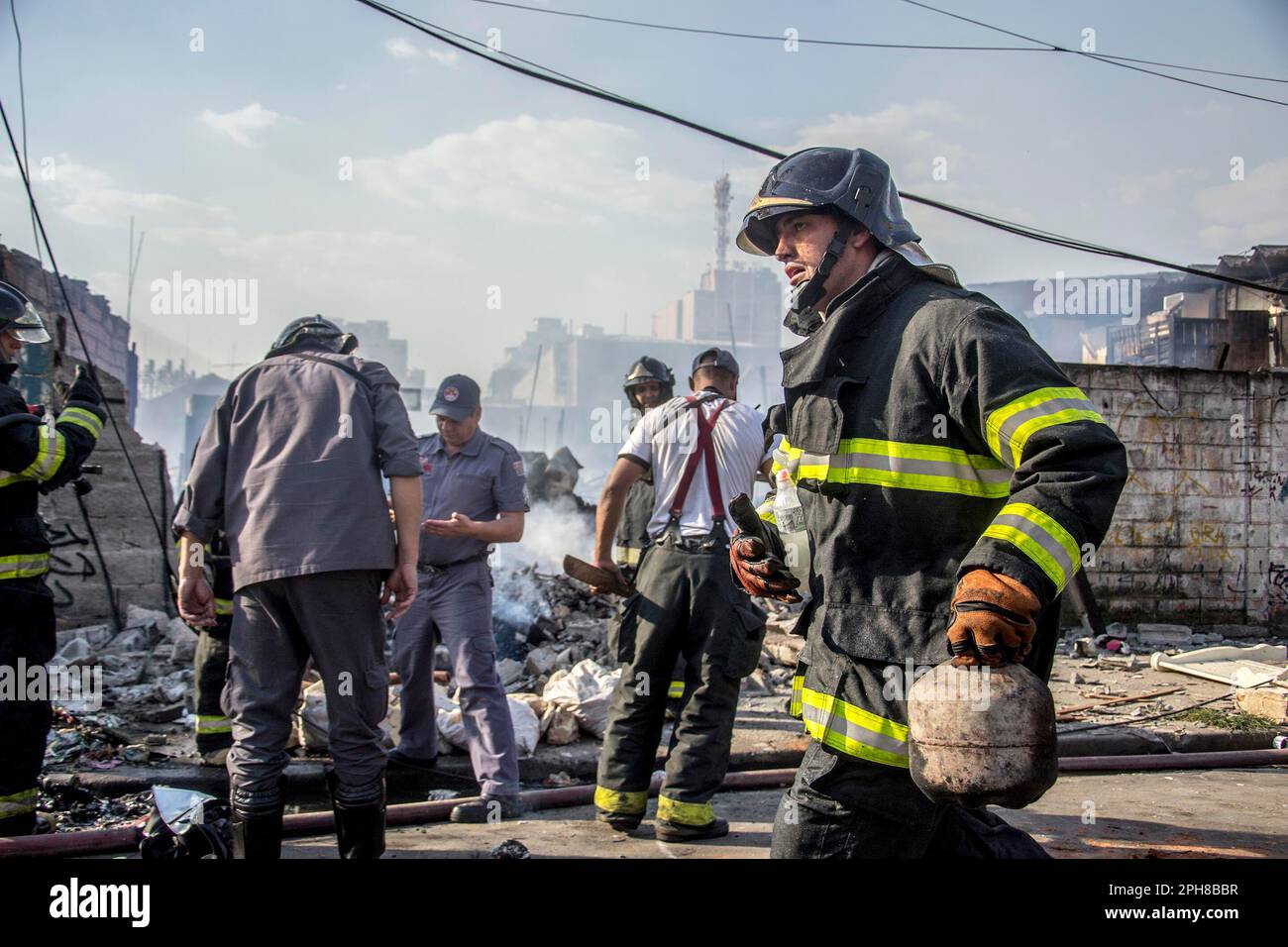 10 octobre 2014: Favela ra Rua 21 de Abril no Brás em São Paulo pega fogo na tarde desta sexta (Credit image: © Cris Faga/ZUMA Press Wire) USAGE ÉDITORIAL SEULEMENT! Non destiné À un usage commercial ! Banque D'Images