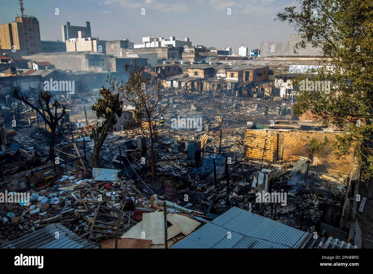 10 octobre 2014: Favela ra Rua 21 de Abril no Brás em São Paulo pega fogo na tarde desta sexta (Credit image: © Cris Faga/ZUMA Press Wire) USAGE ÉDITORIAL SEULEMENT! Non destiné À un usage commercial ! Banque D'Images