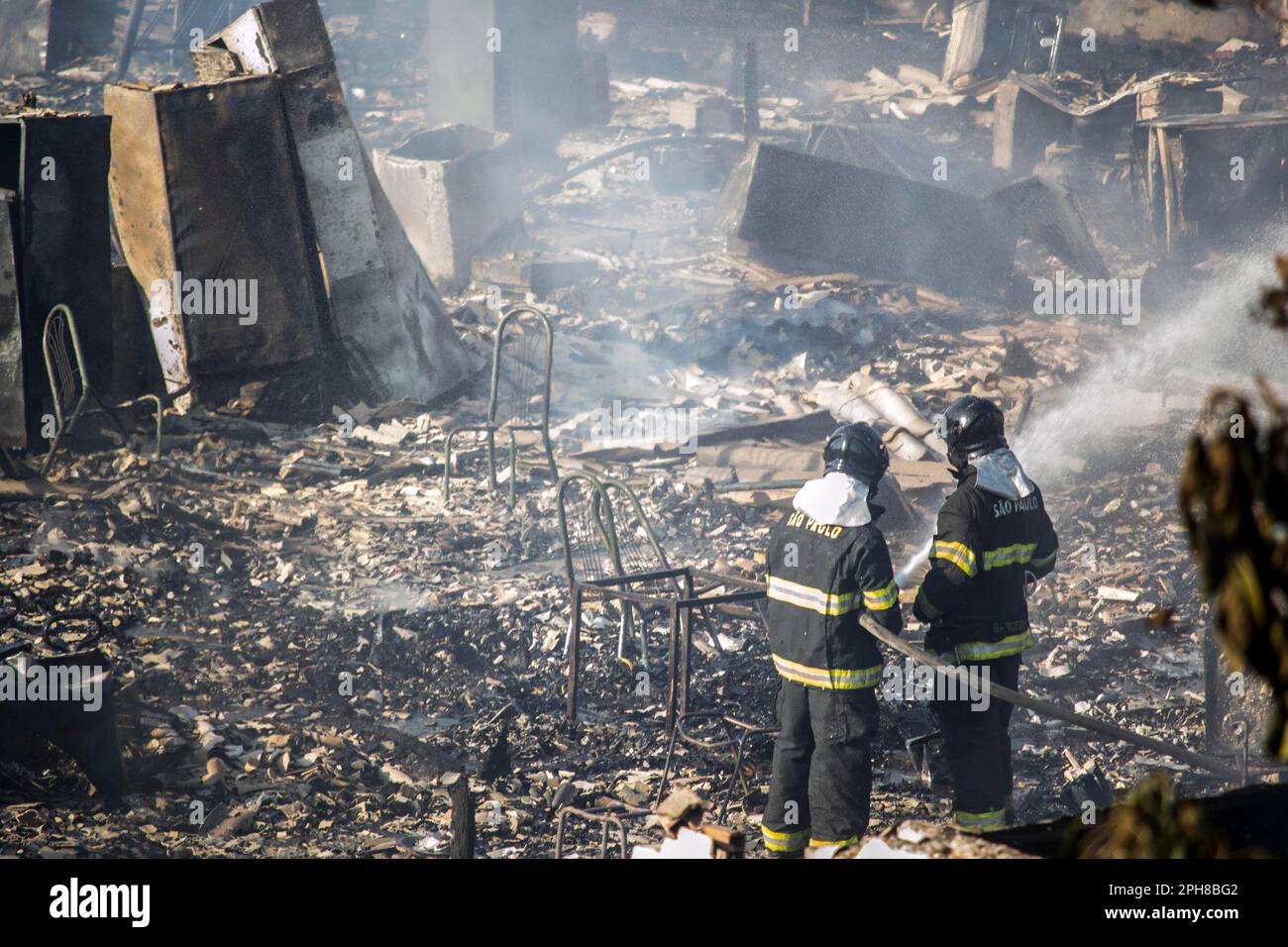 10 octobre 2014: Favela ra Rua 21 de Abril no Brás em São Paulo pega fogo na tarde desta sexta (Credit image: © Cris Faga/ZUMA Press Wire) USAGE ÉDITORIAL SEULEMENT! Non destiné À un usage commercial ! Banque D'Images
