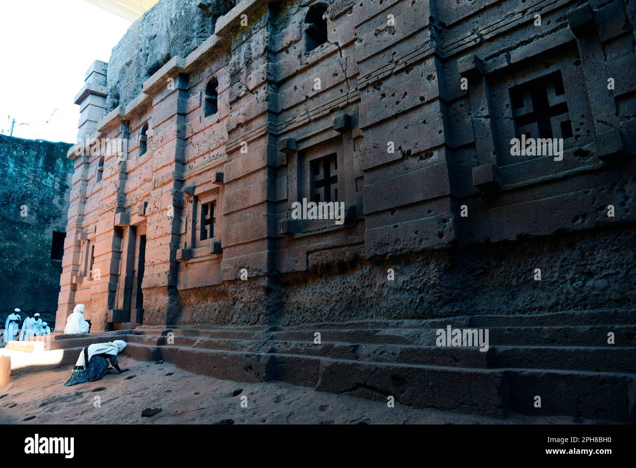 Des pèlerins éthiopiens priant à l'église de Bete Maryam pendant le festival de la semaine de Pâques. Lalibea, Éthiopie. Banque D'Images