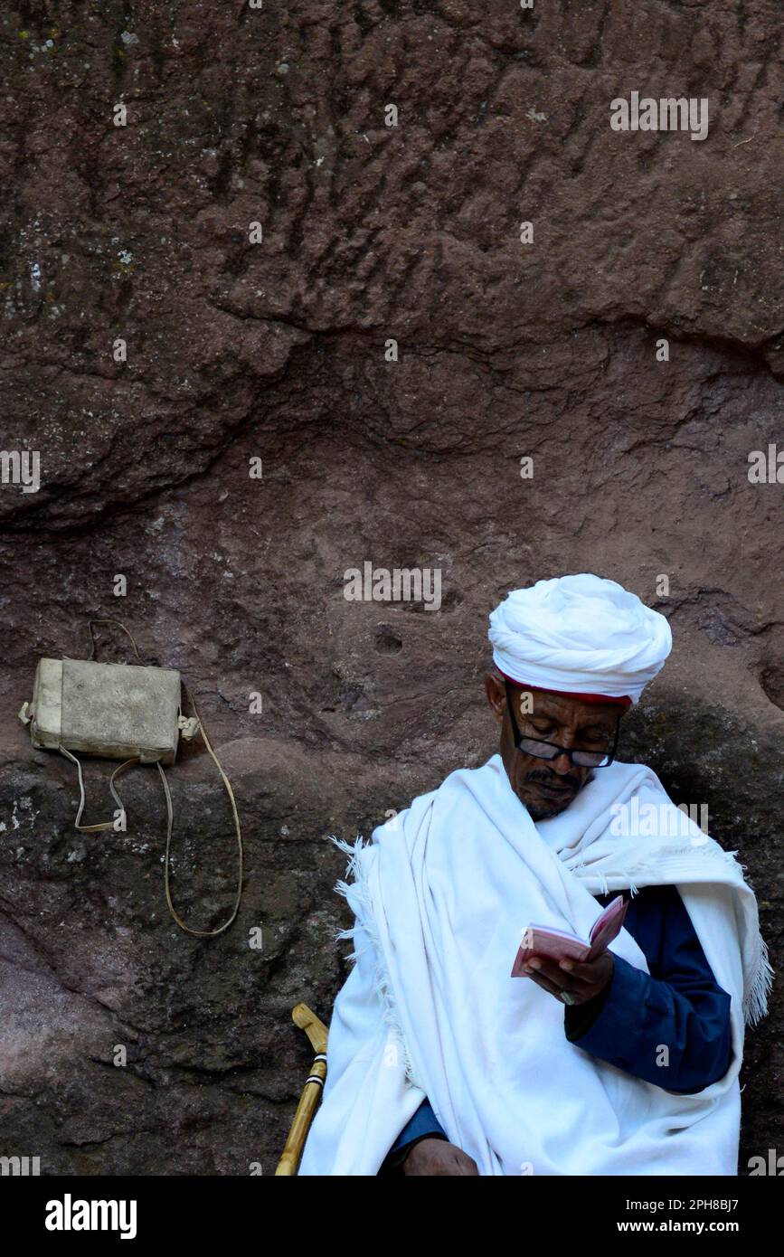 Des pèlerins éthiopiens priant à l'église de Bete Maryam pendant le festival de la semaine de Pâques. Lalibea, Éthiopie. Banque D'Images