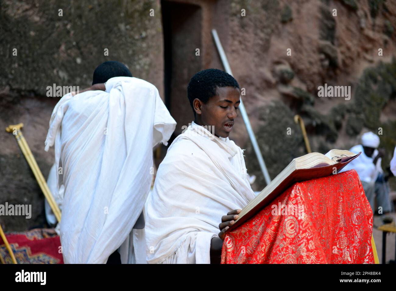 Des pèlerins éthiopiens priant à l'église de Bete Maryam pendant le festival de la semaine de Pâques. Lalibea, Éthiopie. Banque D'Images