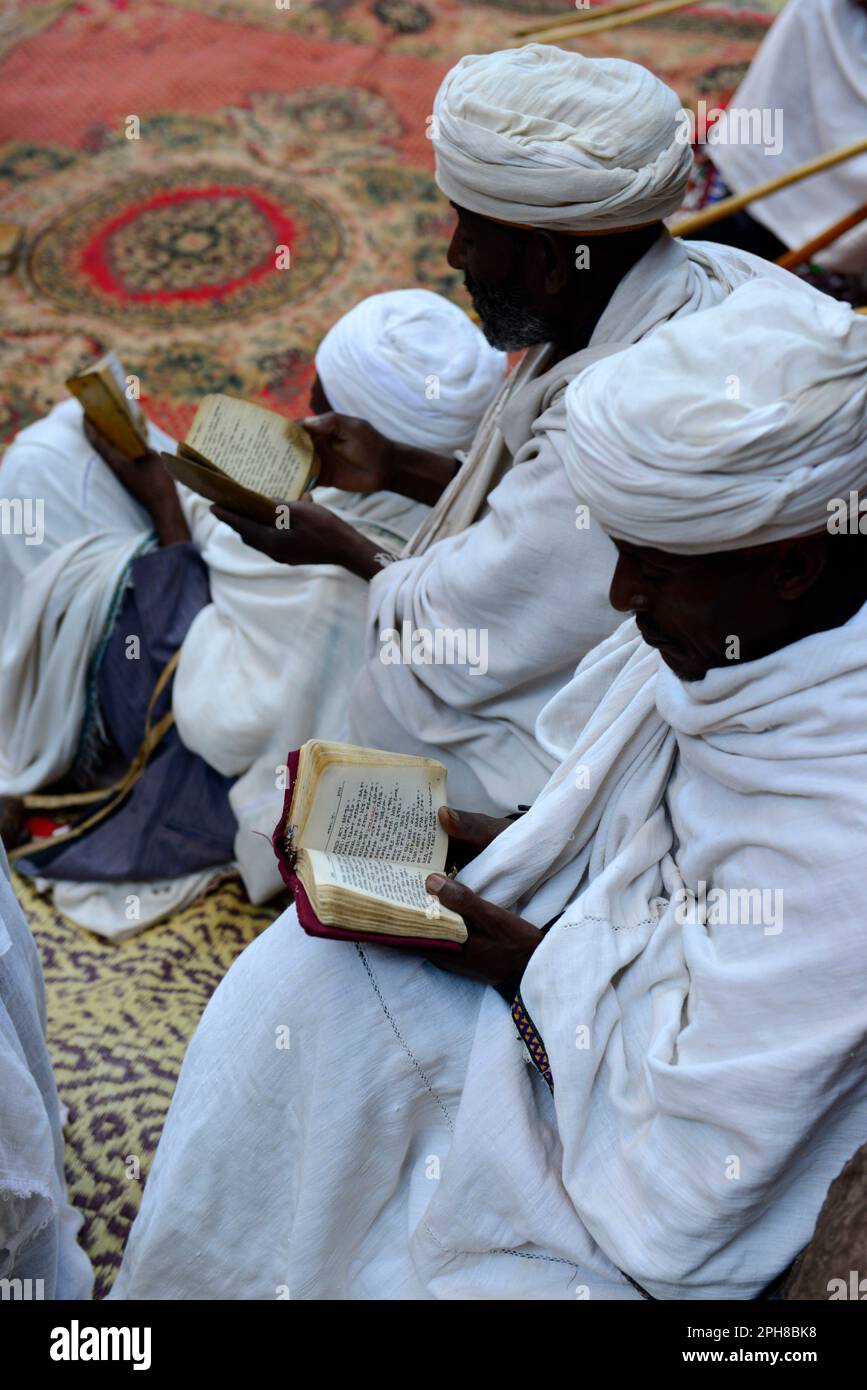 Des pèlerins éthiopiens priant à l'église de Bete Maryam pendant le festival de la semaine de Pâques. Lalibea, Éthiopie. Banque D'Images