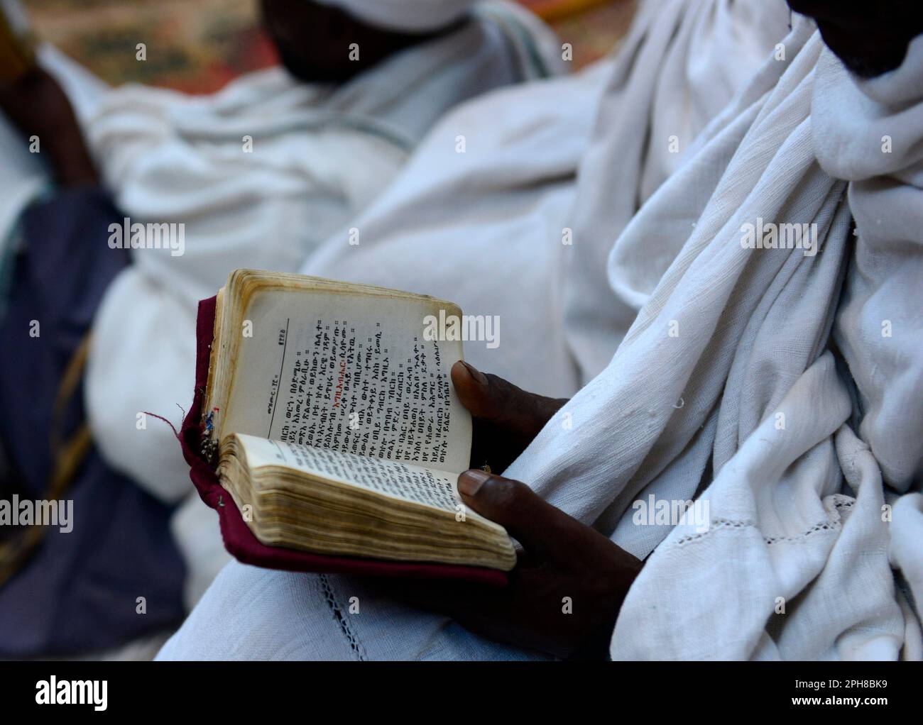 Des pèlerins éthiopiens priant à l'église de Bete Maryam pendant le festival de la semaine de Pâques. Lalibea, Éthiopie. Banque D'Images