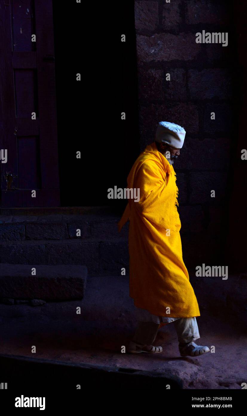 Un prêtre orthodoxe éthiopien à l'église de Bete Maryam pendant le festival de la semaine de Pâques. Lalibea, Éthiopie. Banque D'Images