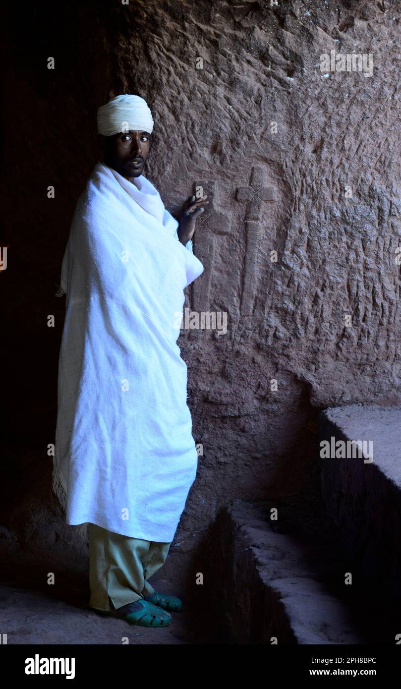 Un prêtre orthodoxe éthiopien dans une église Rock-hewn à Lalibela, Ethiopie. Banque D'Images