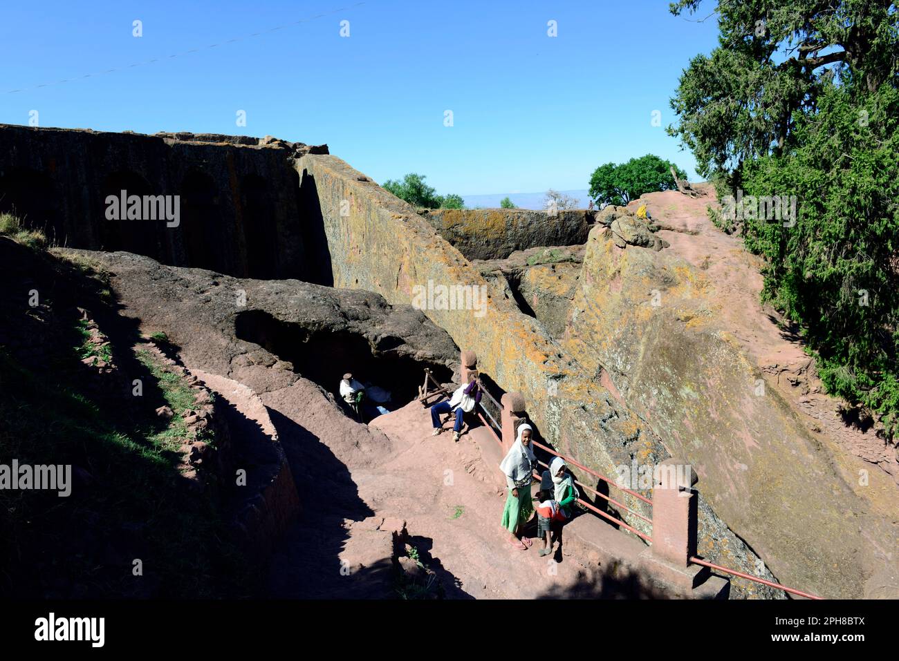 Pèlerins éthiopiens visitant les églises monolithiques rock-huwn de Lalibela pendant le festival de la semaine de Pâques. Lalibela, Éthiopie. Banque D'Images