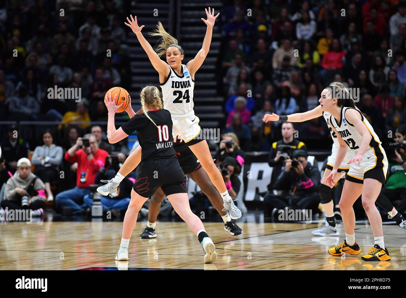 26 mars 2023: Gabbie Marshall, garde des Hawkees de l'Iowa (24), quitte le terrain pour se défendre contre le garde des cardinaux de Louisville Hailey Van Lith (10) pendant le match de basket-ball final régional des femmes de la NCAA entre Louisville et l'Iowa à l'aréna Climate gage à Seattle, WA. L'Iowa a battu Louisville 97-83 pour passer à la finale 4. Steve Faber/CSM Banque D'Images