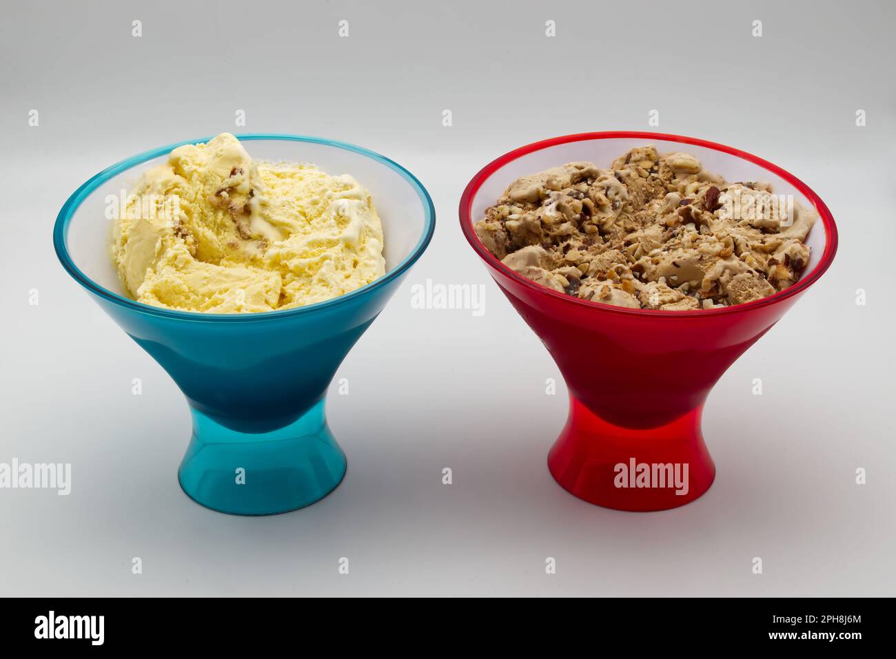 Bol de glaces italiennes : Nocciolata et vanille Bourbon. Banque D'Images