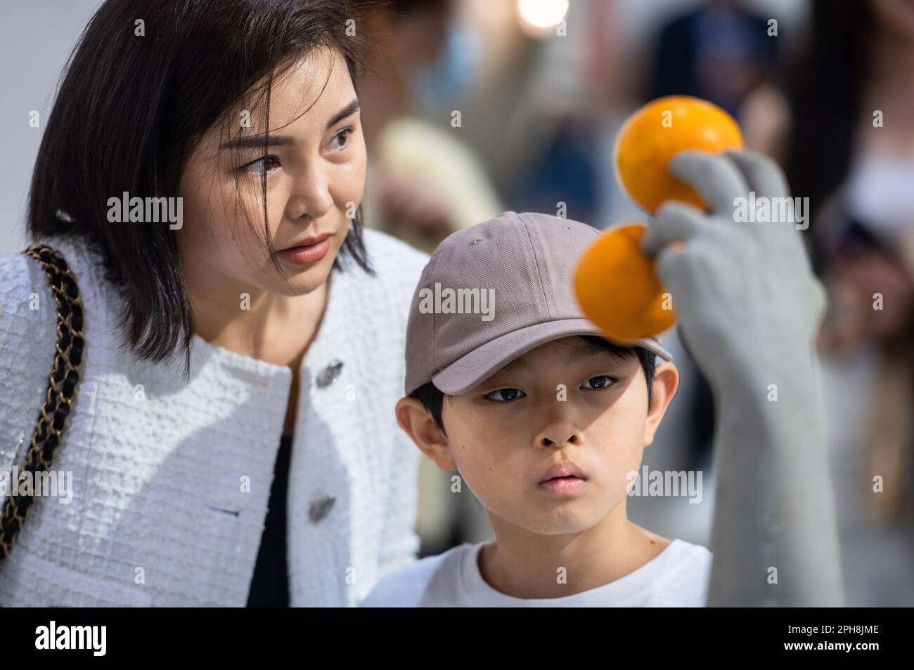 Hong Kong, Chine. 24th mars 2023. Les visiteurs voient une sculpture au spectacle Art Basel Hong Kong après plusieurs années d'événements isolés et hybrides en raison de restrictions de covid à Hong Kong. Crédit : SOPA Images Limited/Alamy Live News Banque D'Images