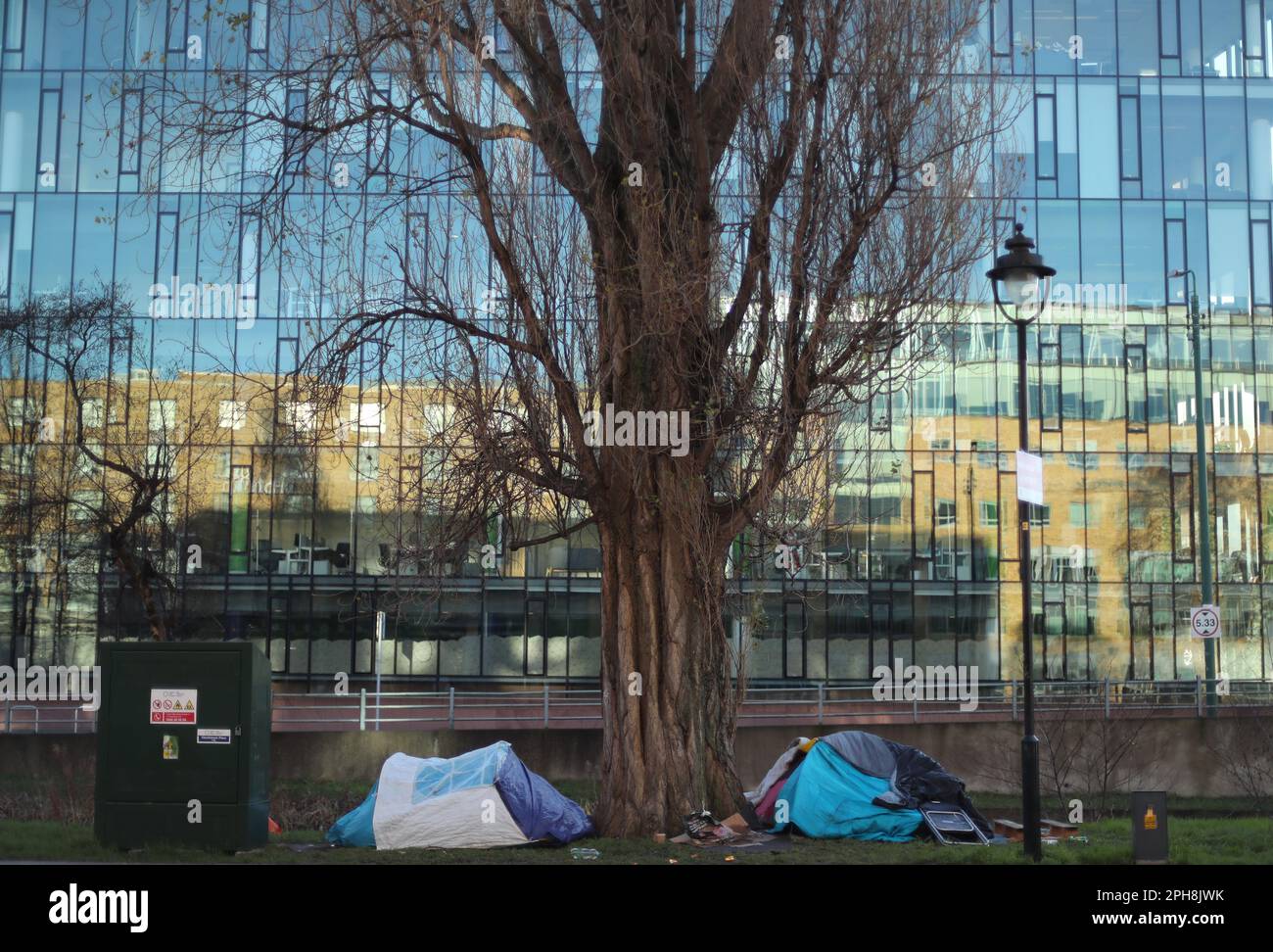 Photo du dossier datée du 29/12/20 d'une vue générale des tentes appartenant à des sans-abri devant un immeuble de bureaux nouvellement construit sur le Grand Canal de Dublin. Selon le Conseil irlandais des réfugiés, un total de 355 demandeurs de protection internationale sont actuellement sans logement en Irlande. L'organisme de bienfaisance a déclaré que le chiffre montre «une nouvelle détérioration des droits des personnes qui cherchent une protection» au début de 2023. Le directeur général Nick Henderson a déclaré que les droits fondamentaux des personnes dans le processus de protection internationale restent non satisfaits de bien des façons. Date de publication : lundi 27 mars 2023. Banque D'Images