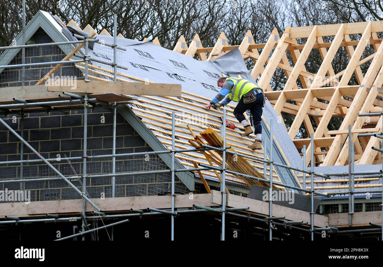 Photo du dossier datée du 28/2/12 des ouvriers de toit qui construisent de nouvelles maisons. La Grande-Bretagne n'a pas la main-d'œuvre nécessaire pour atteindre l'objectif du gouvernement de construire 300 000 foyers par an d'ici 2025, a-t-on averti. Make UK a déclaré que près d'un million de nouveaux travailleurs seraient nécessaires d'ici 2030 pour répondre à la demande de logements, pour remplacer ceux qui prendront leur retraite dans les années à venir et pour aider à moderniser les maisons pour atteindre les objectifs nets de zéro. D'autres questions comme les règlements de planification «lourds» et le manque d'argent destiné au secteur étaient également un problème, a déclaré le rapport. Date de publication : lundi 27 mars 2023. Banque D'Images