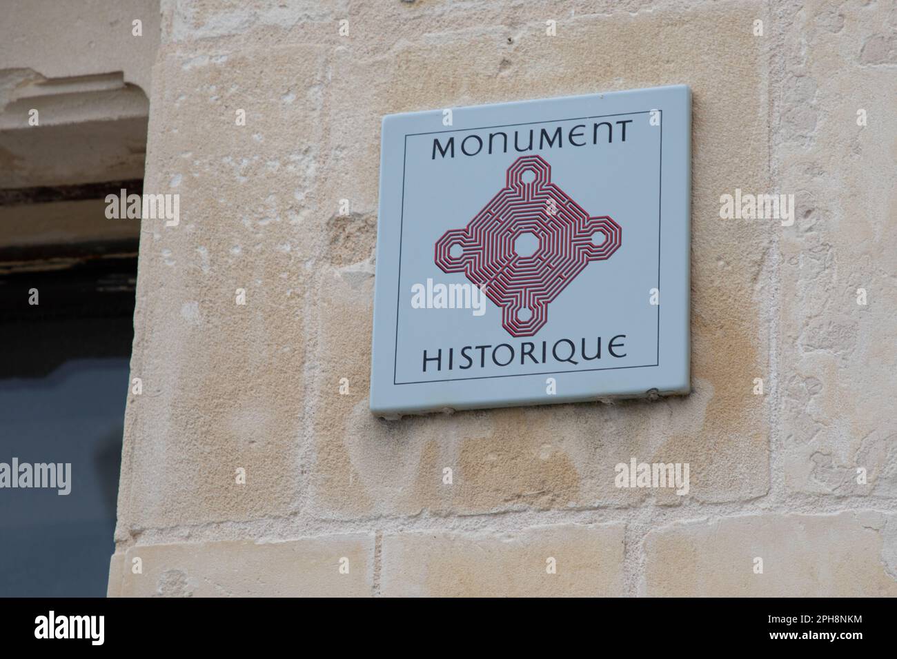 Bordeaux , Aquitaine France - 03 19 2023 : Monument historique logo texte  et panneau d'information en français pour l'ancienne place du Monument  Historique Photo Stock - Alamy