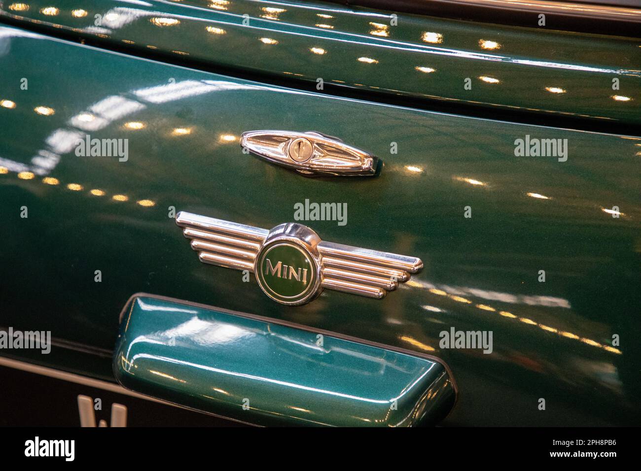 Bordeaux , Aquitaine France - 03 10 2023 : Mini Cooper vert édition limitée logo marque et texte signe vintage oldtimer Classic en couleur vert britannique Banque D'Images