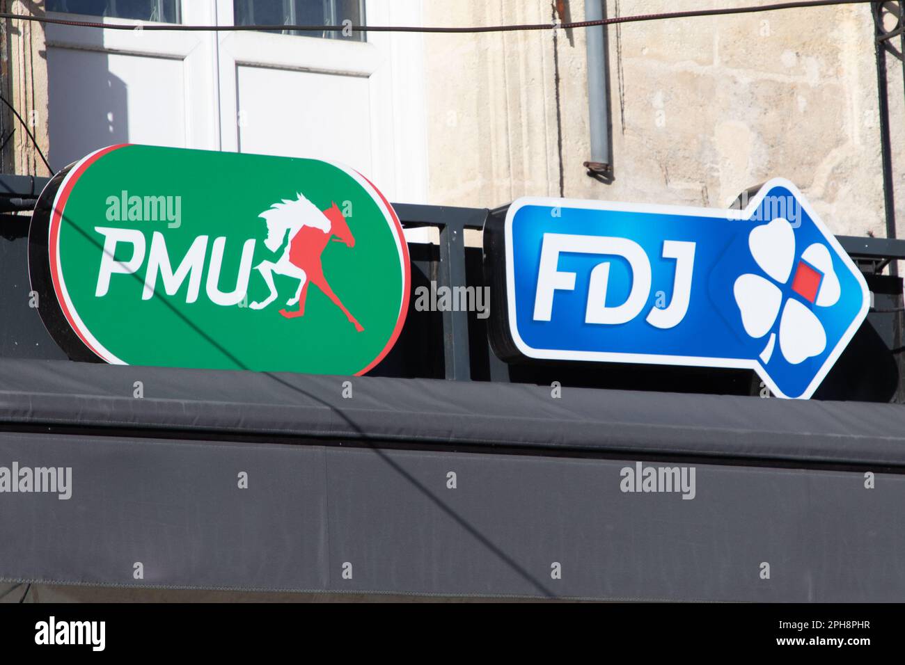 Bordeaux , Aquitaine France - 03 10 2023 : fdj pmu logo et texte signe de France société de loterie nationale boutique française des Jeux pmu français fac Banque D'Images