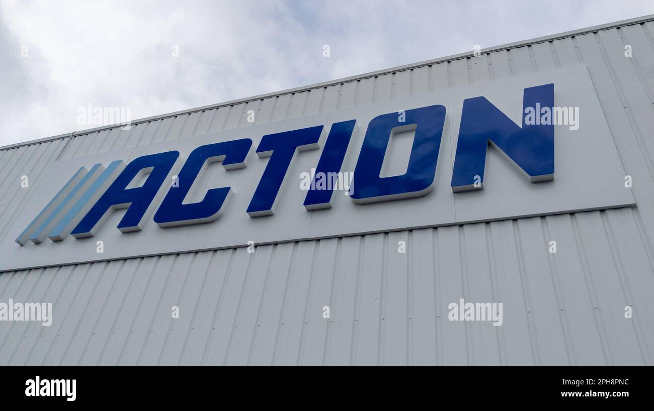 Bordeaux , Aquitaine France - 03 15 2023 : action logo texte et marque façade enseigne façade supermagasin néerlandais discount entrée magasin chaîne low budget sh Banque D'Images Bordeaux , Aquitaine France - 03 15 2023 : action logo texte et marque façade enseigne façade supermagasin néerlandais discount entrée magasin chaîne low budget sh Banque D'Images