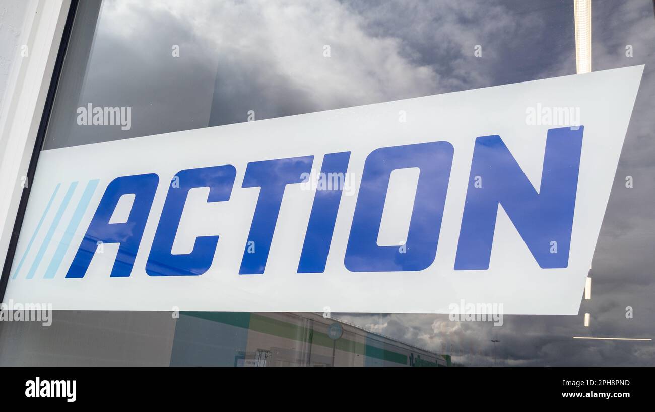 Bordeaux , Aquitaine France - 03 15 2023 : action marque signe et texte logo sur la façade Superstore bâtiment bas prix produit magasin de détail Banque D'Images Bordeaux , Aquitaine France - 03 15 2023 : action marque signe et texte logo sur la façade Superstore bâtiment bas prix produit magasin de détail Banque D'Images