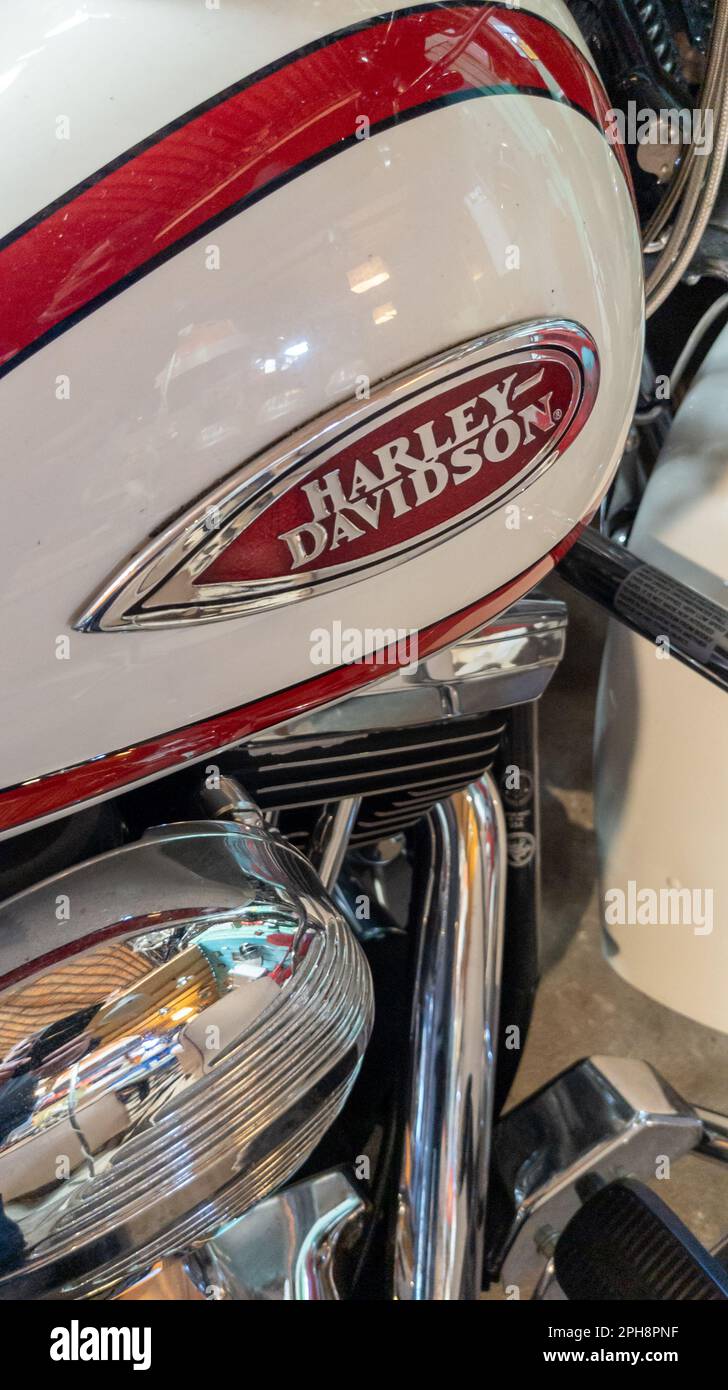 Bordeaux , Aquitaine France - 03 19 2023 : texte et marque du logo harley davidson sur essence blanc rouge réservoir fuel US american custom Motorcycle Banque D'Images