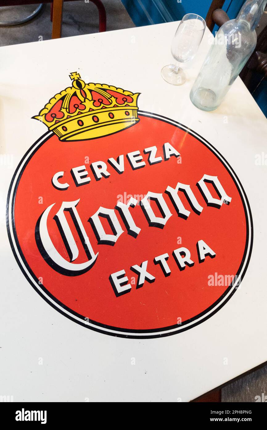 Bordeaux , Aquitaine France - 03 19 2023 : Corona cerveza extra Beer logo marque et texte signe sur barre panneau de table publicité Banque D'Images