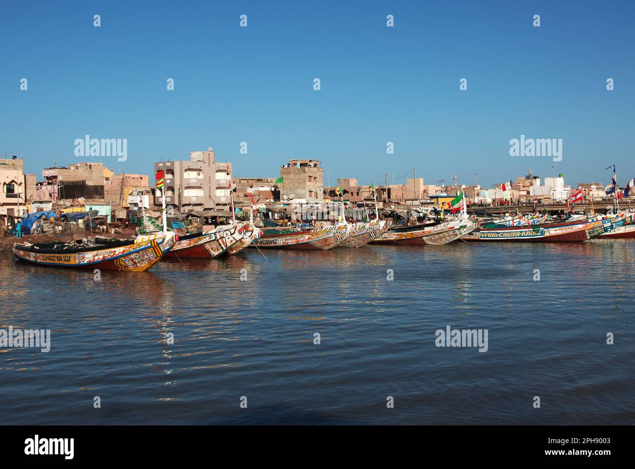 Bateaux dans le port de Saint-Louis, Sénégal, Afrique de l'Ouest Banque D'Images