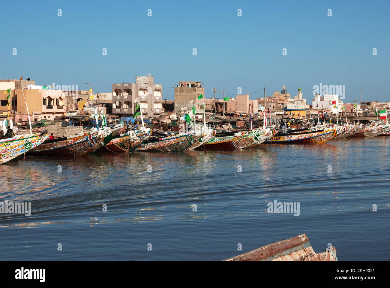 Bateaux dans le port de Saint-Louis, Sénégal, Afrique de l'Ouest Banque D'Images