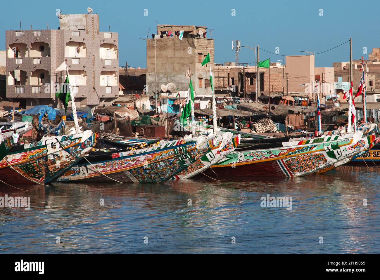 Bateaux dans le port de Saint-Louis, Sénégal, Afrique de l'Ouest Banque D'Images