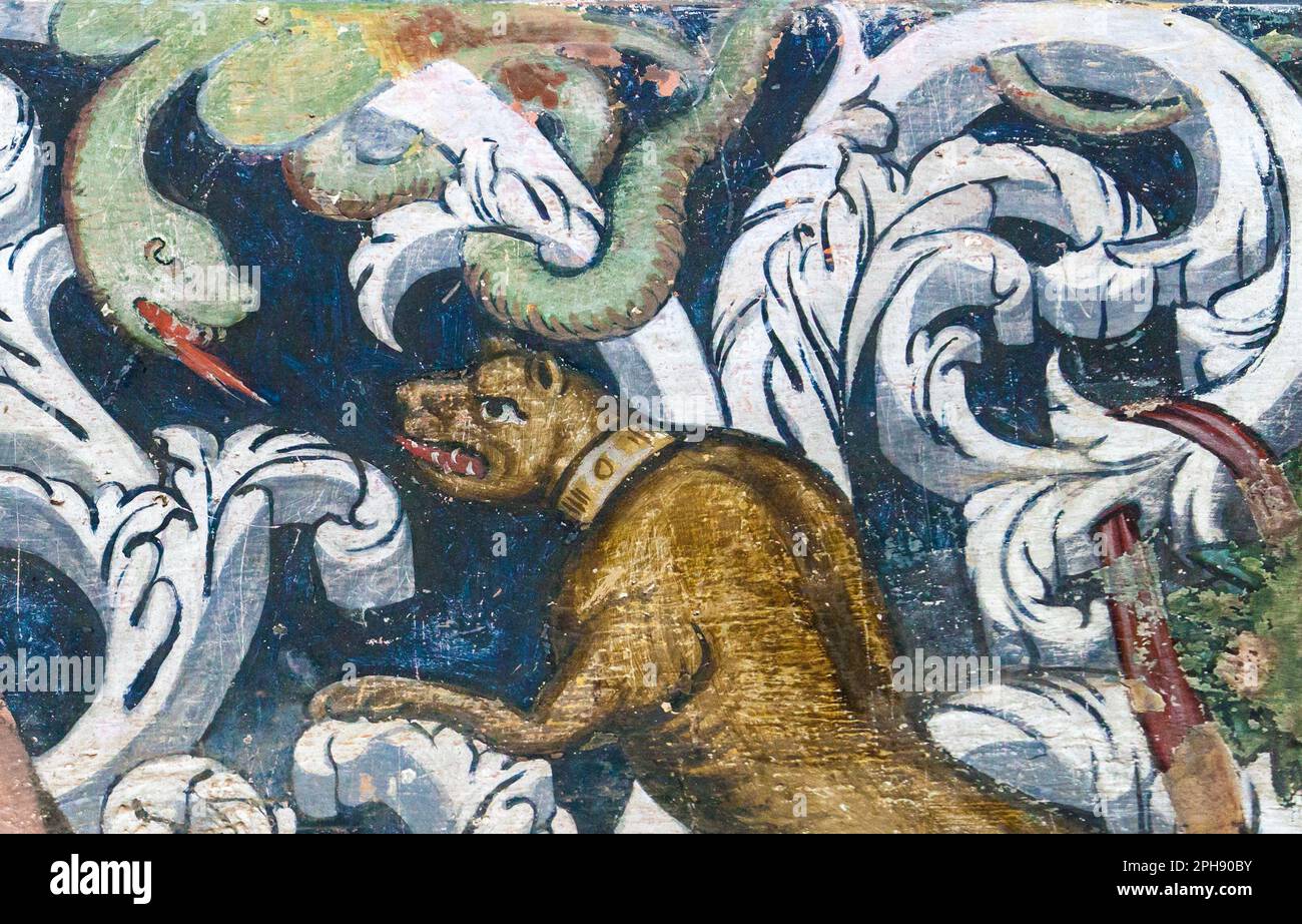 Fuente del Arco - Espagne - 1st novembre 2022 : voûte de peintures en plein air à la chapelle notre-Dame d'Ara, Fuente del Arco, Espagne. Chien combattant un serpent Banque D'Images