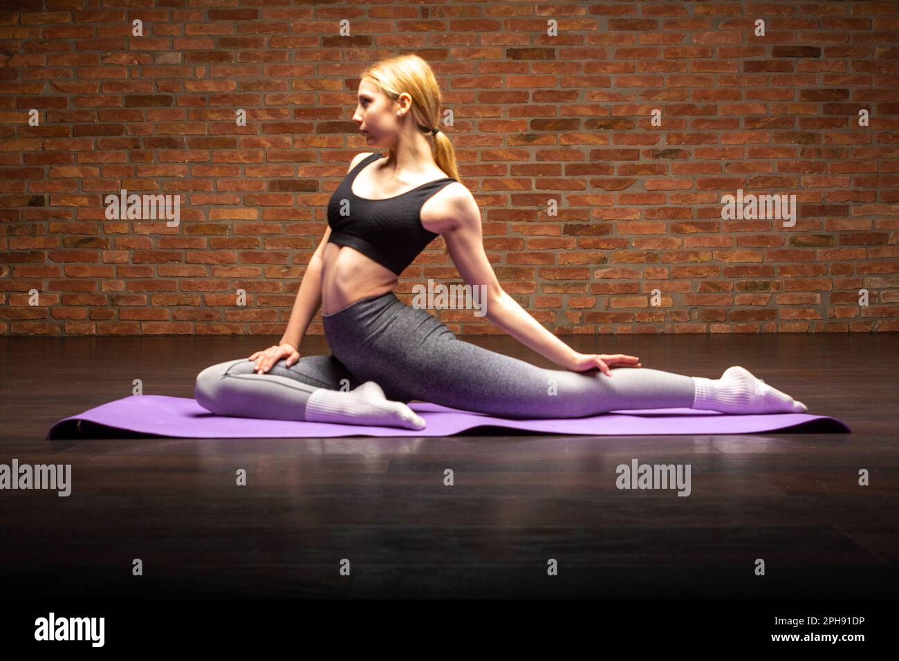 Jeune femme sportive pratiquant le yoga. Concept de vie saine et d'équilibre naturel entre le corps et le développement mental Banque D'Images