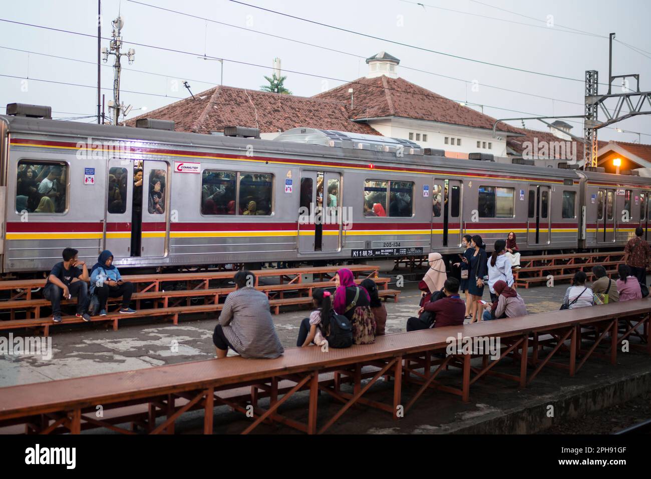 Train bondé à la gare de Kota, Jakarta Banque D'Images