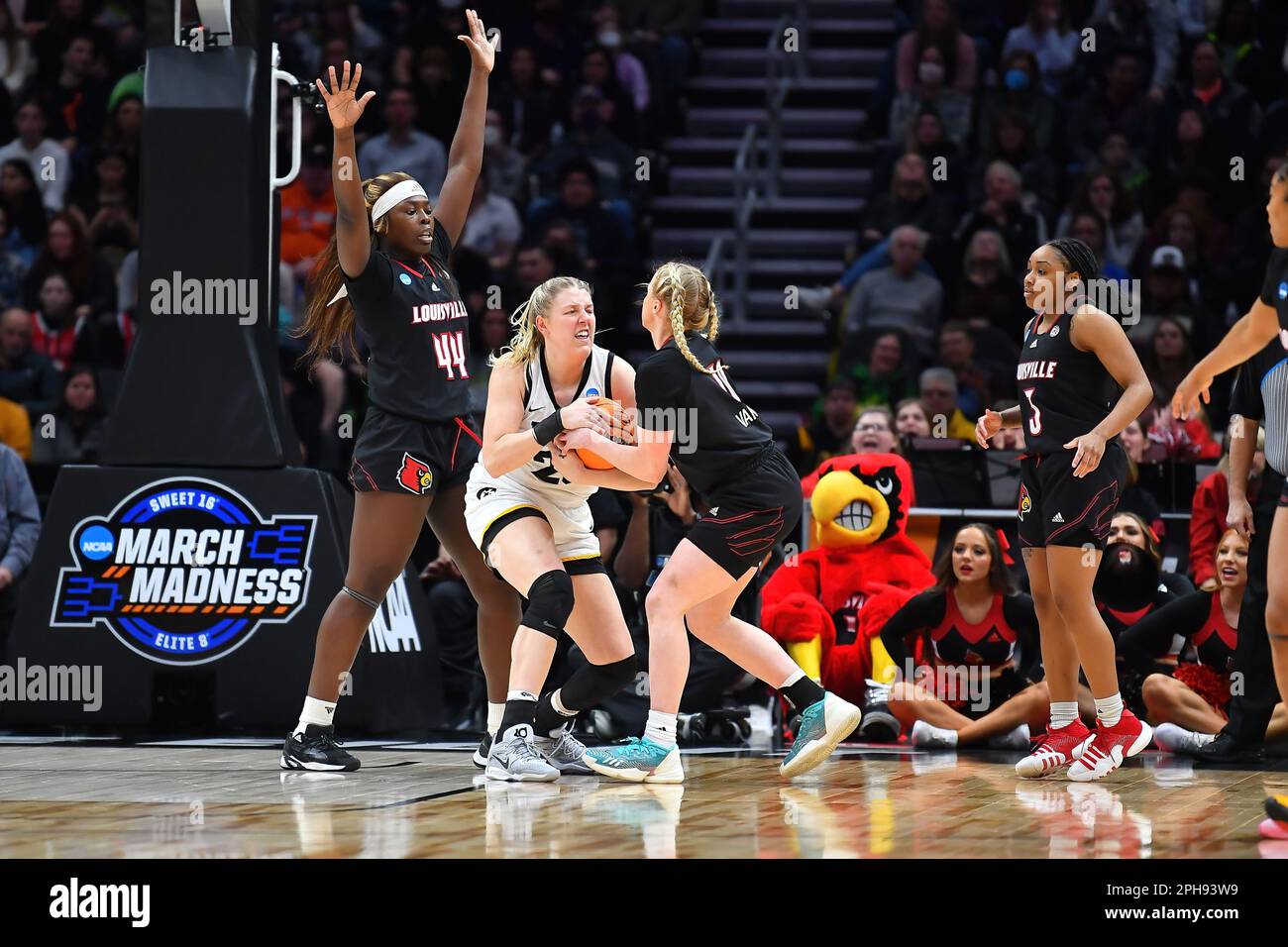 26 mars 2023 : L'avant de l'Iowa Hawkees Monika Czinano (25) tente de s'accrocher au basket-ball alors que le garde des Louisville Cardinals Hailey Van Lith (10) est sur le point de l'emporter et que les Louisville Cardinals forgent Olivia Cochran (44) bloquent son chemin vers le panier lors du match de basket-ball de la finale régionale des femmes NCAA entre Louisville et Iowa à la Climate gage Arena de Seattle, WA. L'Iowa a battu Louisville 97-83 pour passer à la finale 4. Steve Faber/CSM Banque D'Images