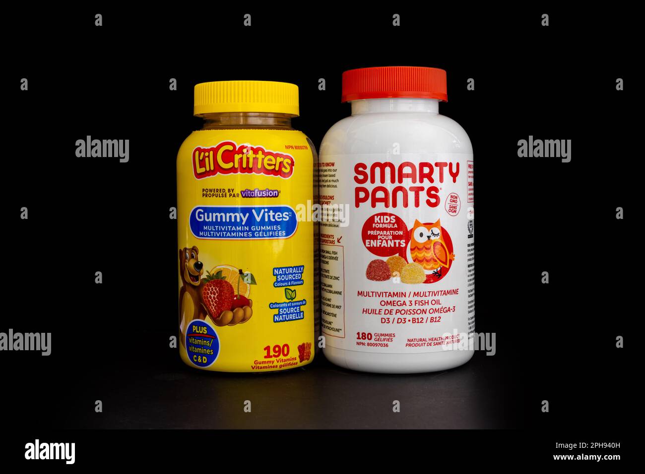 Calgary, Alberta, Canada. 26 mars 2023. Un couple d'enfants complètent des bouteilles de vitamines. Banque D'Images