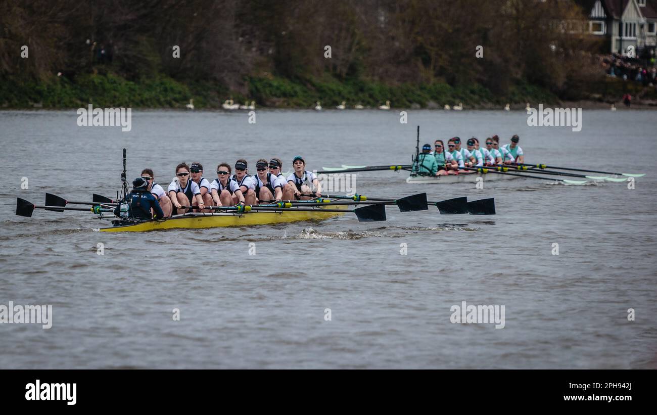 Cambridge se dirige vers la victoire à la course féminine Oxford / Cambridge Gemini Boat Race Londres 2023 Banque D'Images