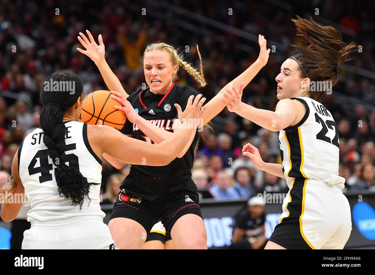 26 mars 2023: Les Cardinals de Louisville gardent Hailey Van Lith (10) dans la circulation alors que les Hawkees de l'Iowa font avancer Hannah Stuelke (45) et le garde Caitlin Clark (22) travaillent sur la défense pendant le match de basket-ball de la finale régionale des femmes de la NCAA entre Louisville et l'Iowa à l'aréna Climate gage à Seattle, WA. L'Iowa a battu Louisville 97-83 pour passer à la finale 4. Steve Faber/CSM Banque D'Images