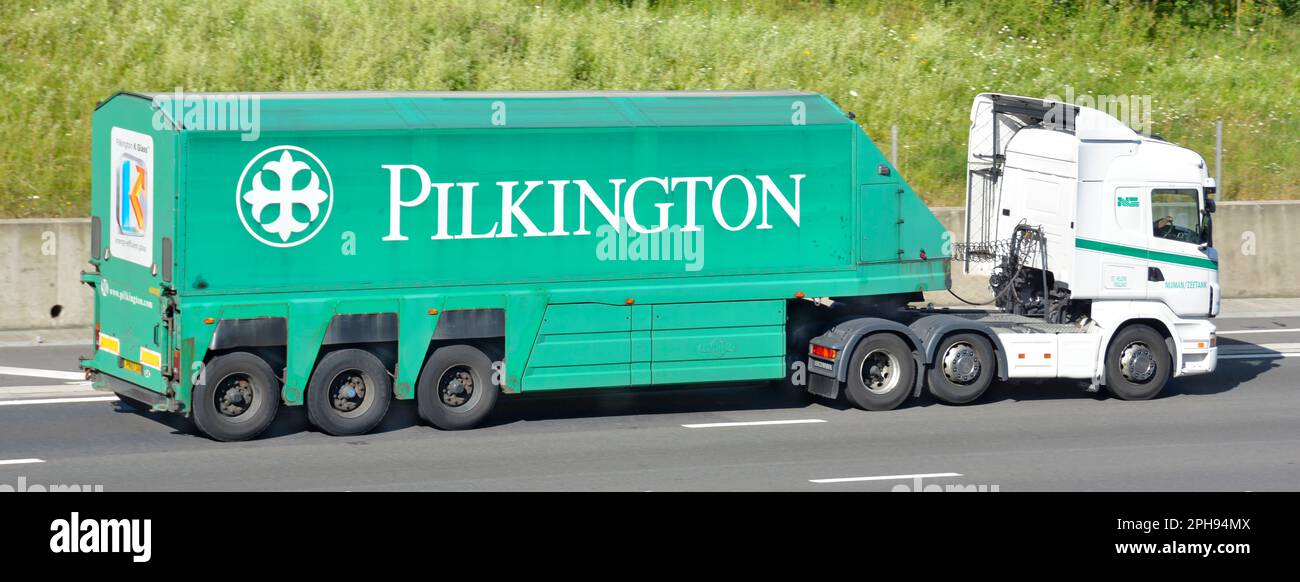 Moteur et chauffeur de camion blanc Scania hgv, marque et logo St Helens Pilkington, vue latérale d'une remorque verte longeant la route autoroutière britannique M25 Banque D'Images
