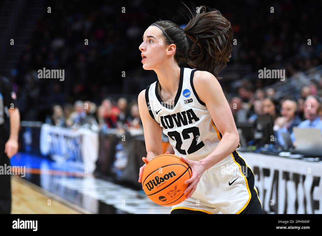 26 mars 2023: Le garde des Hawkees de l'Iowa Caitlin Clark (22) regarde le panier depuis l'extérieur de l'arc pendant le match de basket-ball de finale régionale NCAA féminin entre Louisville et l'Iowa à l'arène Climate gage à Seattle, WA. Clark avait une hauteur de jeu de 41 points, alors que l'Iowa a battu Louisville 97-83 pour passer à la finale 4. Steve Faber/CSM Banque D'Images