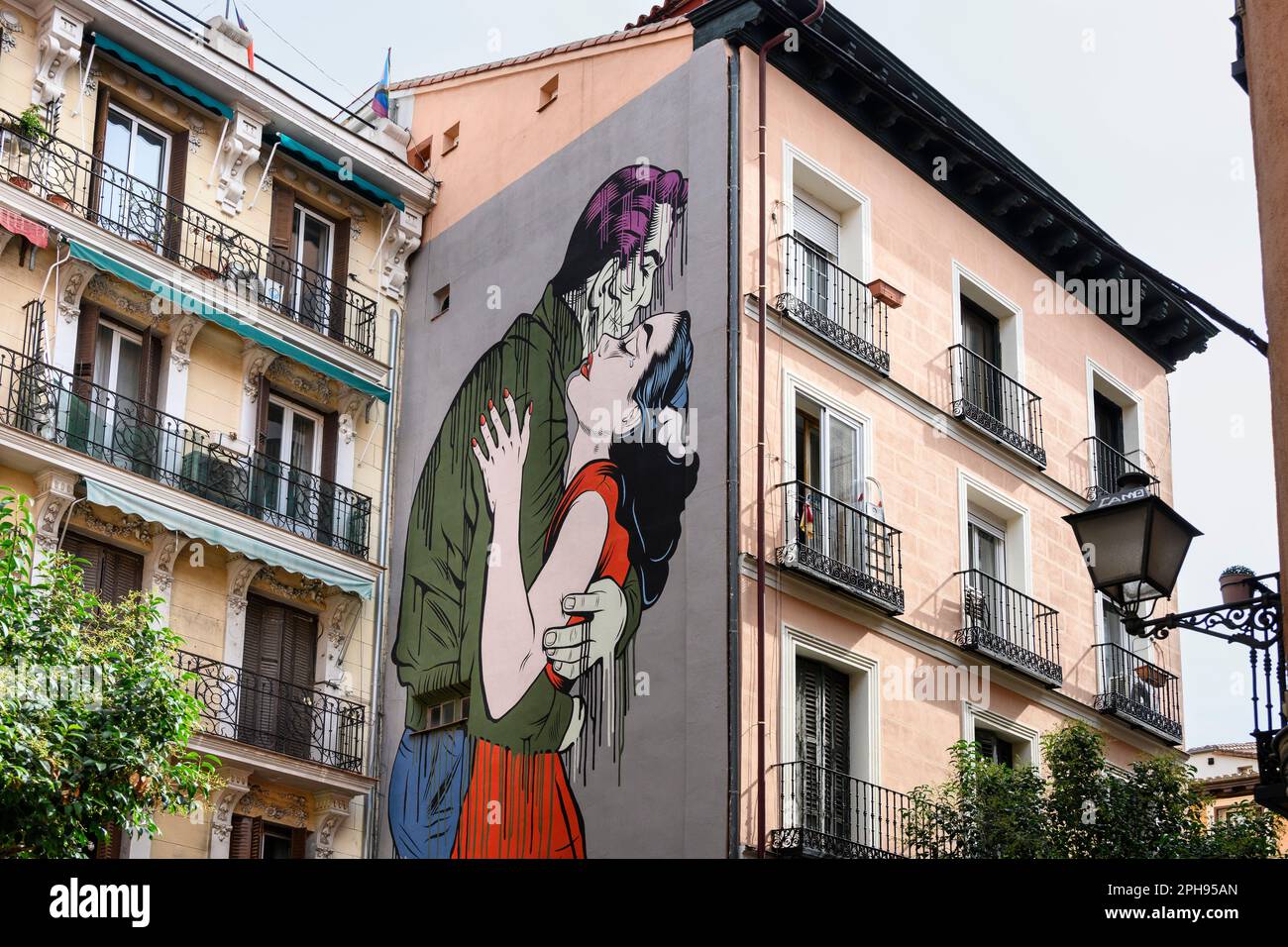 Fresque appelée Run Away par l'artiste D*face sur un bâtiment dans la Calle de Embajadores, dans le quartier multiculturel d'Embajadores, centre de Madrid, Espagne Banque D'Images